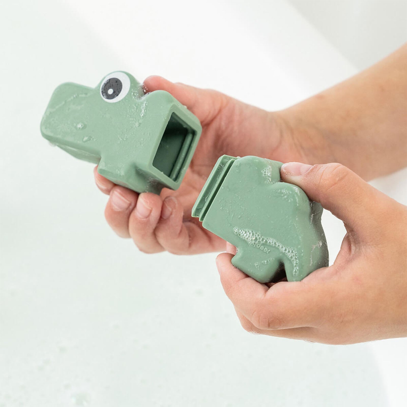 Done By Deer Bath Squirter Toy Croco Green